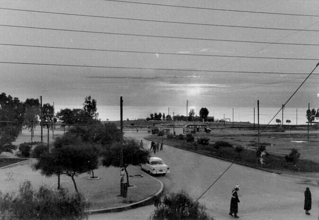 Χειμωνιάτικο δειλινό, Γλυφάδα 1957, Κεντρική πλατεία,Ιωάννησ, Ευλογιαρίδης,Πληροφορίες,Νότια Προάστια,Γλυφάδα,